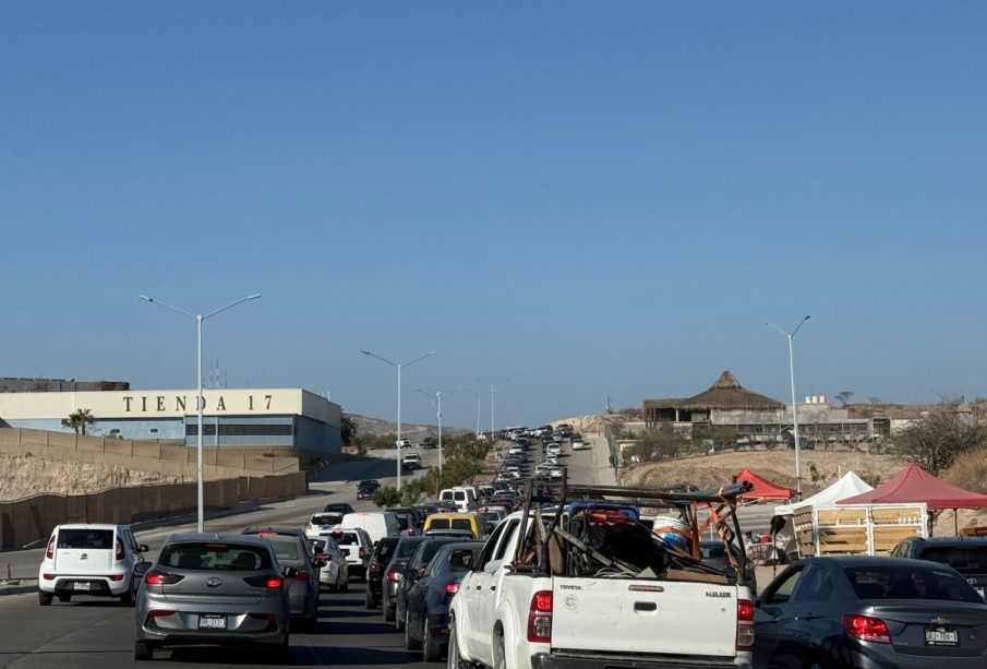 Cierre de la zona hotelera de San José del Cabo agrava el caos vial