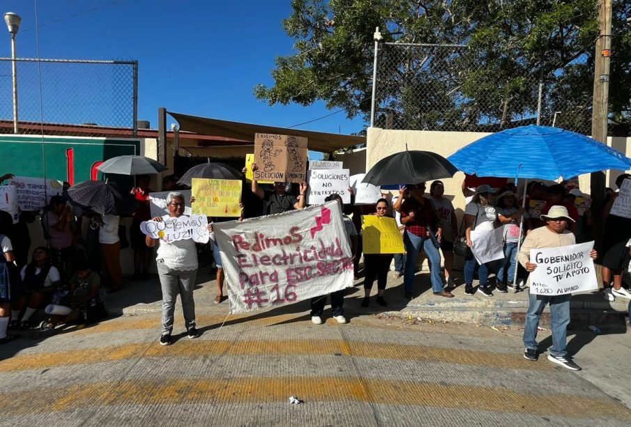 Padres de la Técnica 16 se manifiestan por falta de energía electrica