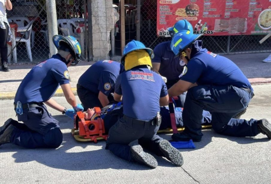 Bomberos de Cabo San Lucas atienden accidente en la calle