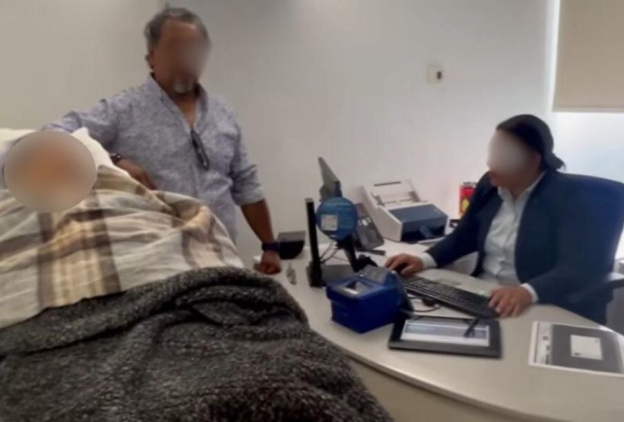 BBVA Bancomer obliga a mujer a ir en camilla a sucursal (Video)