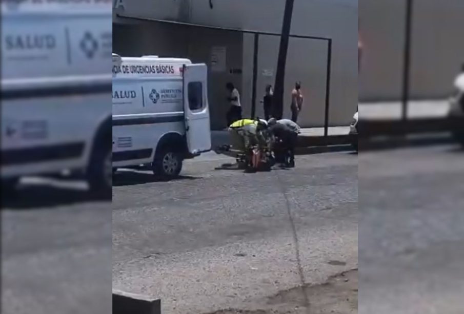Paramédicos dejan caer a paciente en el IMSS de La Paz (VIDEO)
