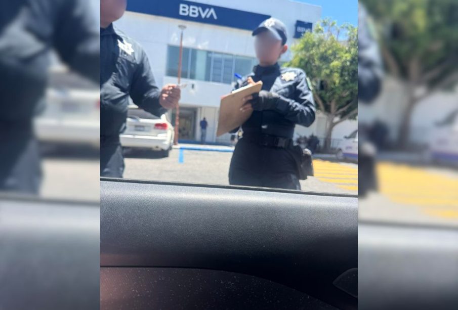 Turista acusa de corruptos a policías La Paz; agente niega señalamientos