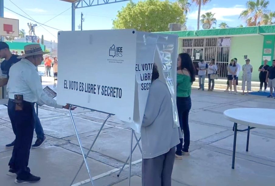 Votan en la elección judicial en México 2025