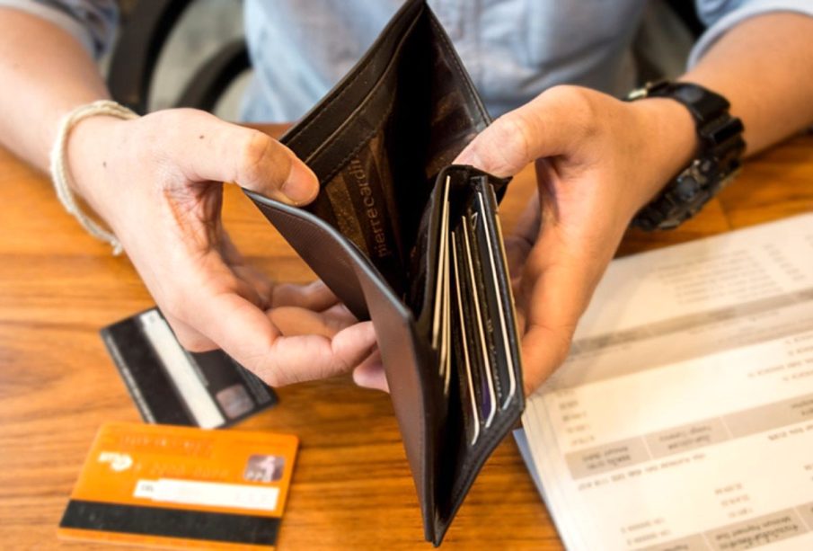 Billetera sin dinero causa deudas que llevan al buró de crédito