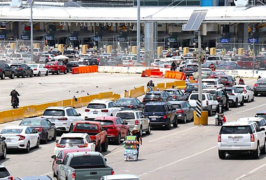 Filas de carros en garitas de Tijuana
