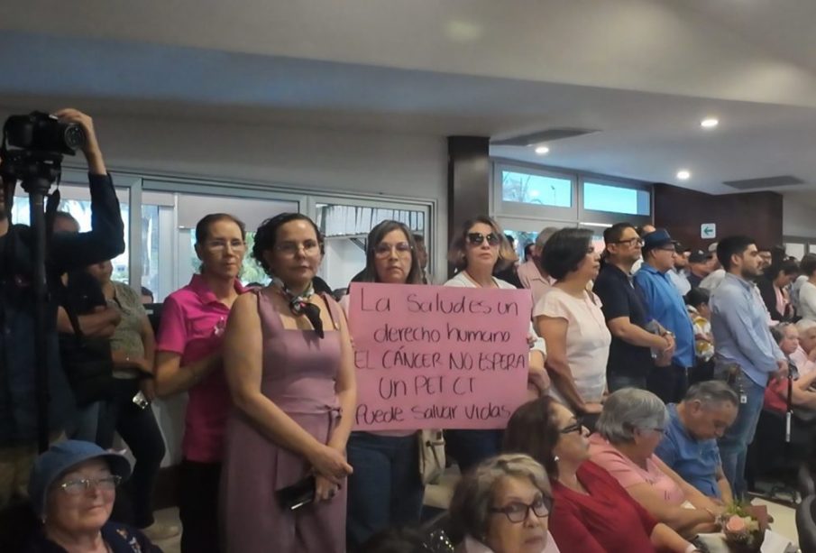 Un grupo de mujeres acudió al Congreso del Estado para solicitar a diputadas y diputados la asignación de recursos públicos destinados a la compra de un equipo PET-CT