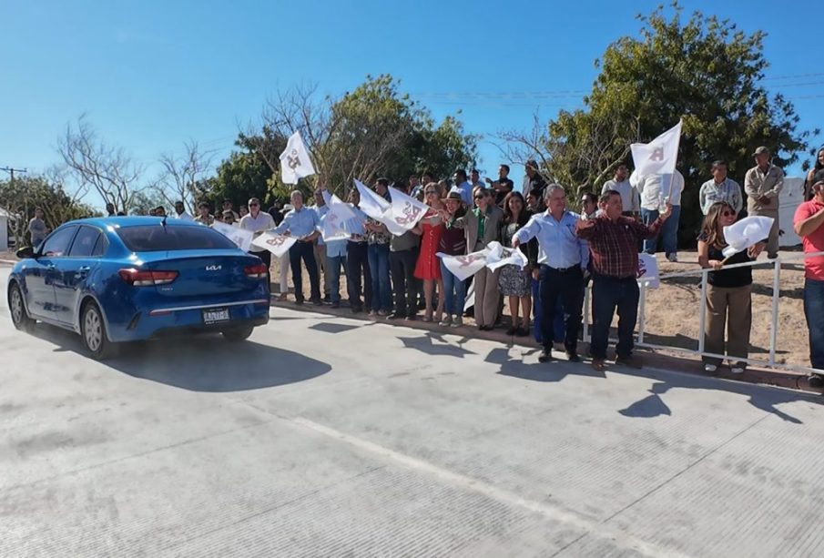La alcaldesa de La Paz, Milena Quiroga Romero, encabezó la inauguración de una obra de pavimentación que permitirá completar el par vial