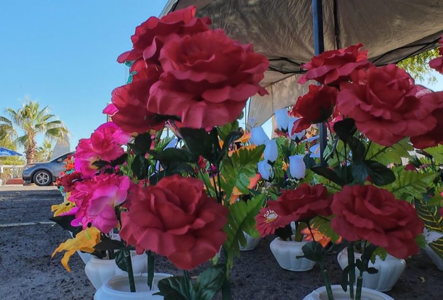 Este 10 de mayo, comerciantes de flores dentro del panteón Jardines del Recuerdo, en La Paz