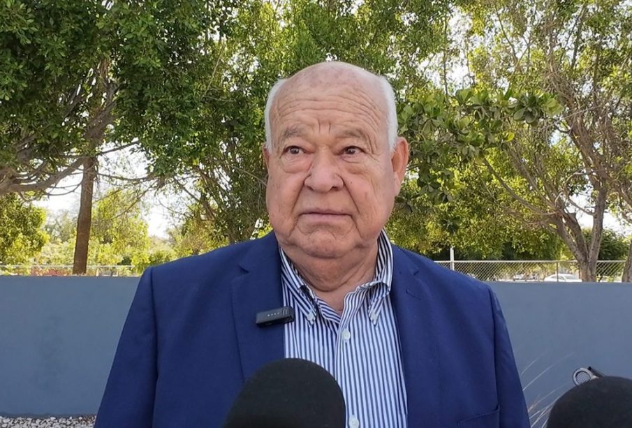 El gobernador de Baja California Sur, Víctor Manuel Castro Cosío