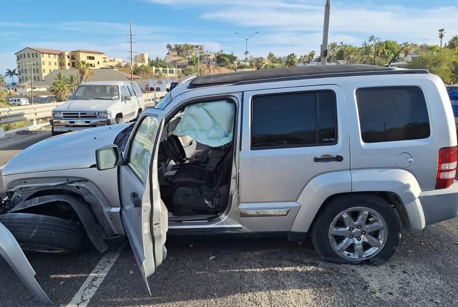 Intenso tráfico por accidente vial en corredor turístico de Los Cabos
