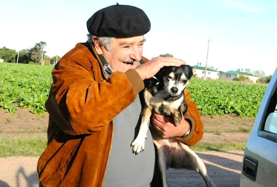 Pepe Mujica con su perra "Manuela"
