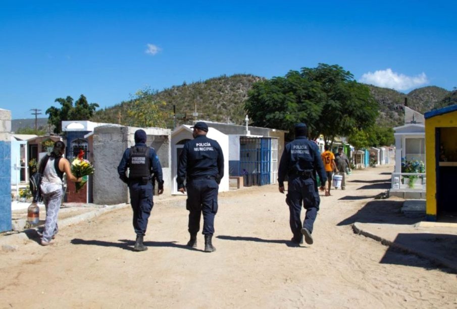 Policías vigilan panteones de La Paz