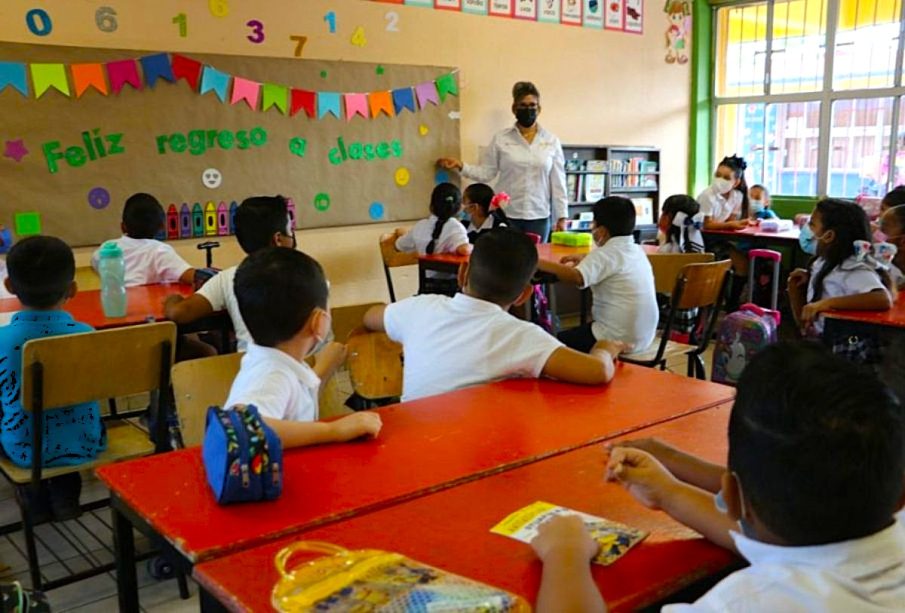 Niños en clases en escuela de Los Cabos, BCS
