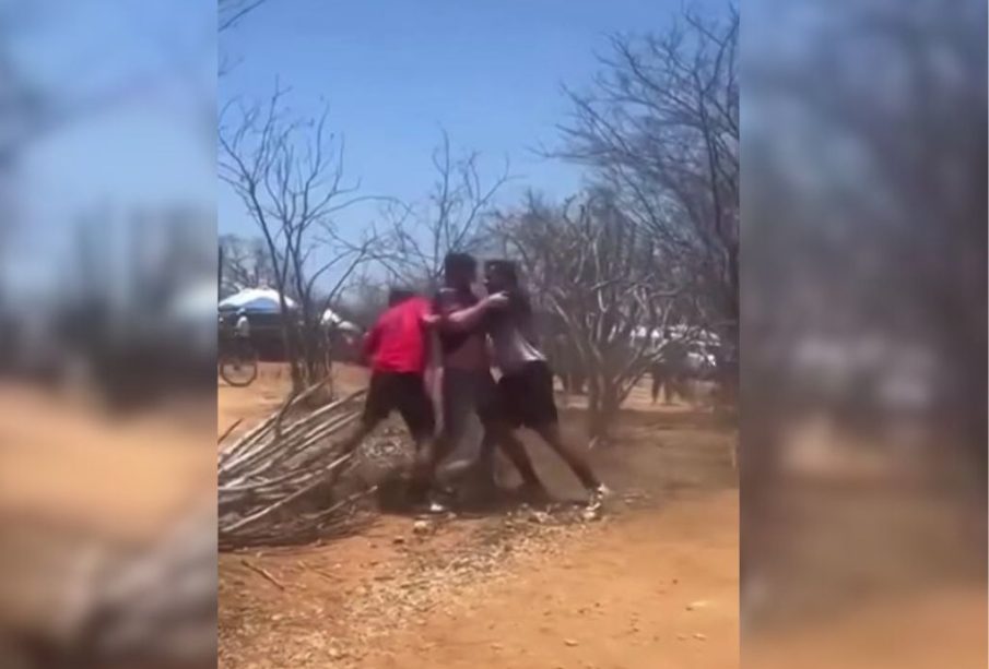 Captan pelea entre padres durante carrera de ciclismo en La Paz