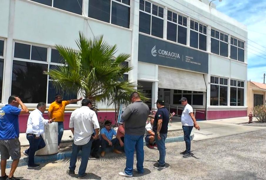 Piperos bloquean acceso a Conagua en La Paz