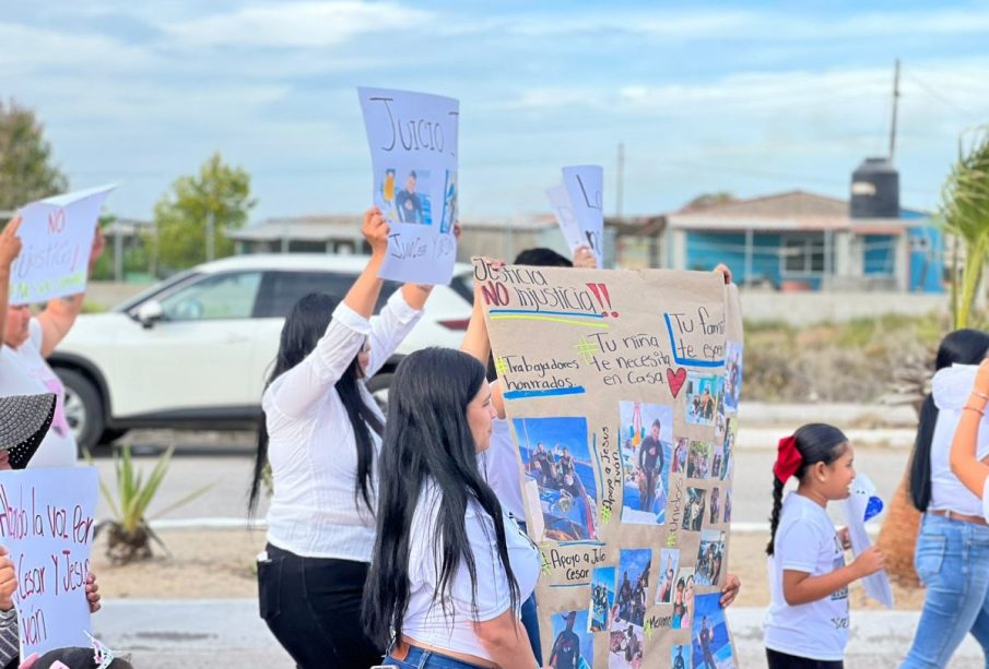 Protestan en Puerto San Carlos por jóvenes detenidos en EE. UU.