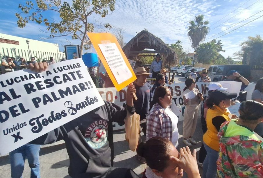 Habitantes de Todos Santos se manifiestan para proteger el oasis