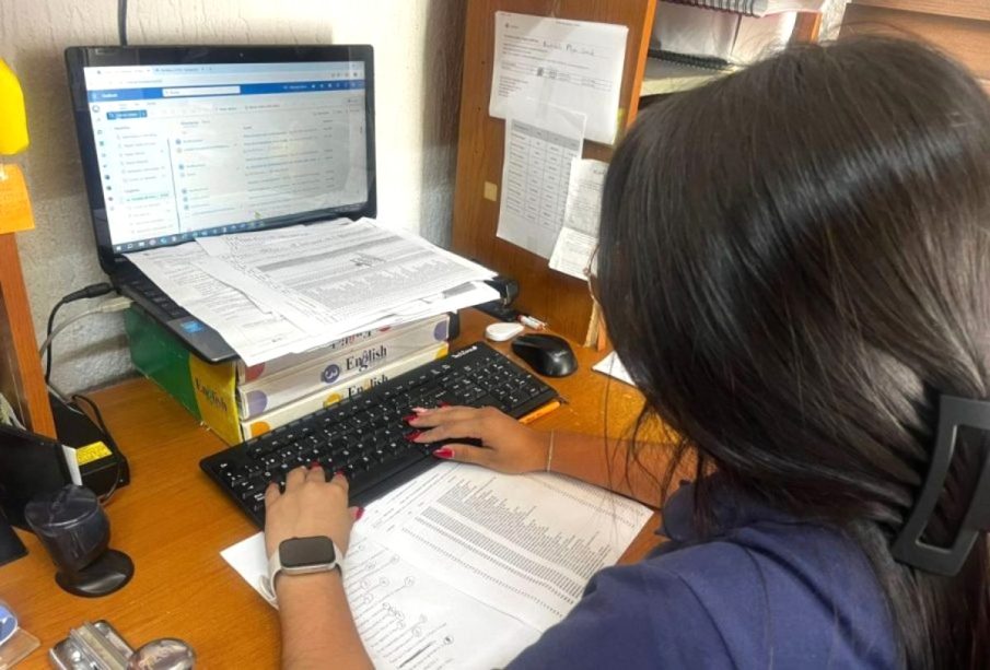 Empleada trabajando en empresa Pyme en Los Cabos