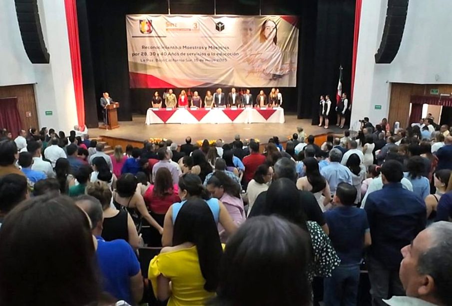 Autoridades de la SEP BCS reconocen a maestros