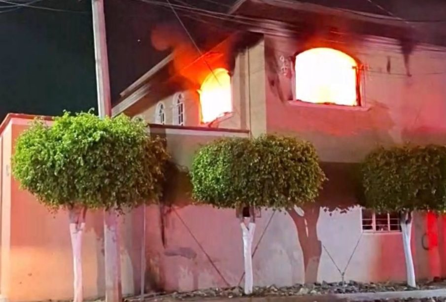 Turba enardecida incendia casa y negocio en Tehuacán (Video)