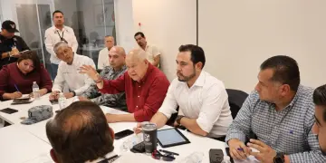 Gobierno y taxistas buscan frenar el pirataje en el transporte turístico de Los Cabos