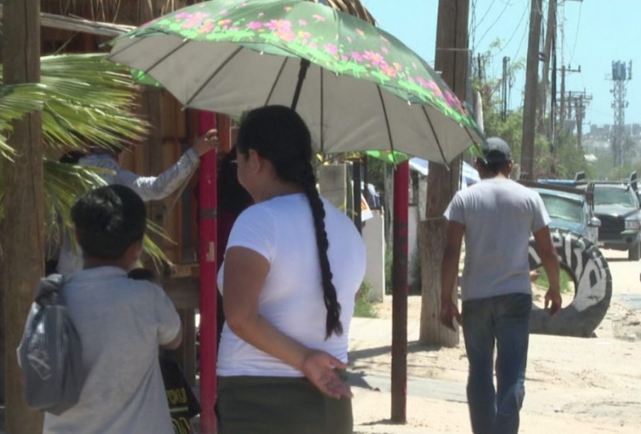 El director municipal de Salud, Dr. Juan Carlos Costich Pérez, informó que en 2024 se registraron 15 casos de golpes de calor en Los Cabos, con tres defunciones, por lo que llamó a evitar la exposición prolongada al sol y a acudir de inmediato al médico ante síntomas.