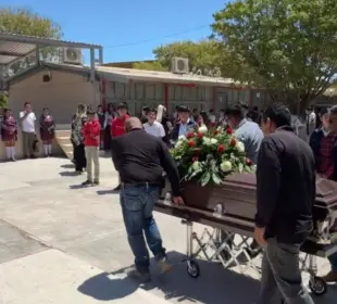 Familiares, estudiantes y docentes despidieron en un homenaje de cuerpo presente a la maestra Lupita, quien falleciera el pasado fin de semana en el municipio de Comondú.