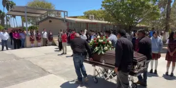 Familiares, estudiantes y docentes despidieron en un homenaje de cuerpo presente a la maestra Lupita, quien falleciera el pasado fin de semana en el municipio de Comondú.