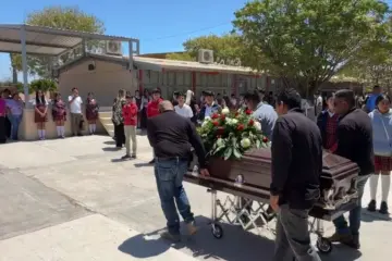 Familiares, estudiantes y docentes despidieron en un homenaje de cuerpo presente a la maestra Lupita, quien falleciera el pasado fin de semana en el municipio de Comondú.