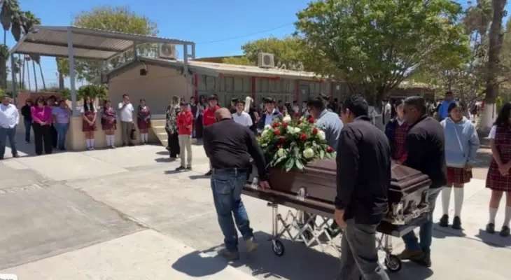 Familiares, estudiantes y docentes despidieron en un homenaje de cuerpo presente a la maestra Lupita, quien falleciera el pasado fin de semana en el municipio de Comondú.