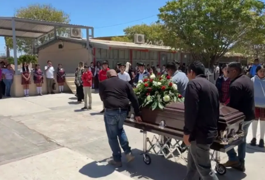 Familiares, estudiantes y docentes despidieron en un homenaje de cuerpo presente a la maestra Lupita, quien falleciera el pasado fin de semana en el municipio de Comondú.