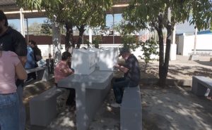 Aunque algunos ciudadanos acuden acompañados, el voto es libre y secreto, por lo que no se debe permitir la asistencia dentro de la mampara.