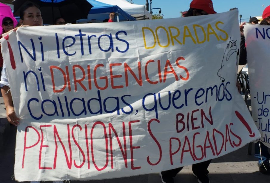 Docentes de Los Cabos siguen en paro en protesta contra la actual ley de jubilación del ISSSTE.