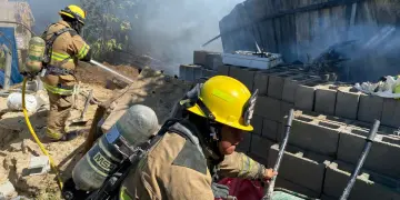El siniestro ocurrió la mañana de este jueves en el vado de la calle Buena Vista; no se reportaron personas lesionadas.