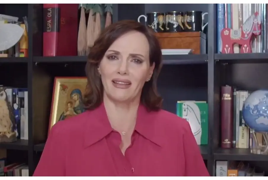 Lili Téllez acusa a Sheinbaum de alentar protestas migrantes y causar caos en Los Ángeles. La llama “lengua suelta” y “pandillera"