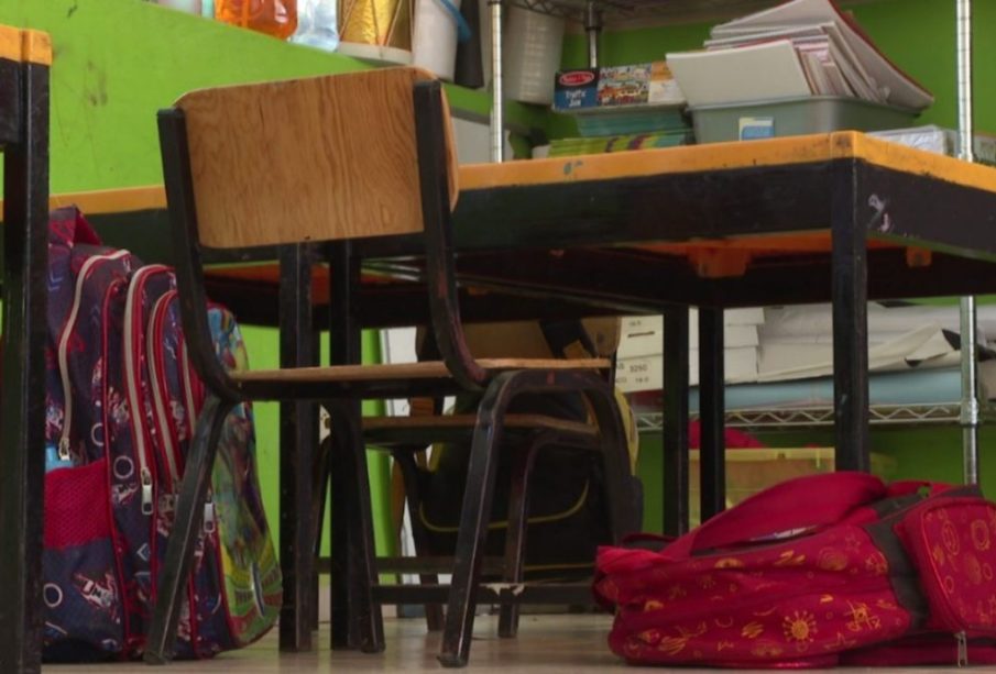 no es un caso aislado y que desde el inicio de la Nueva Escuela Mexicana han recibido reportes similares en al menos 30 escuelas primarias y secundarias del municipio.