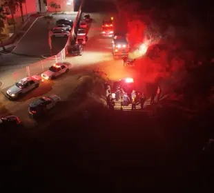 Bomberos de Cabo San Lucas rescatan a una persona extraviada en el Cerro de la Z, sitio muy visitado para hacer ejercicio. Fue localizada con apoyo de drones.