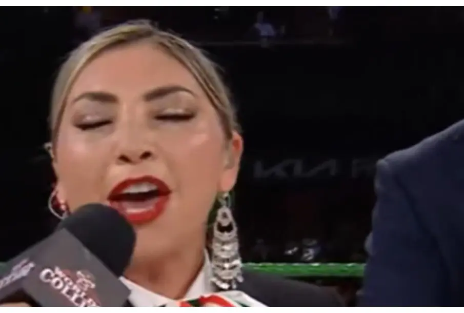 Cantante se equivoca con el Himno Nacional