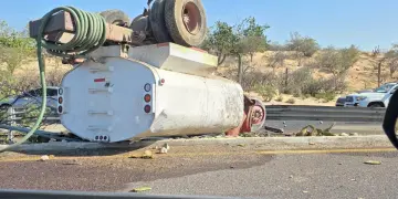 Una pipa volcó sobre la carretera Transpeninsular a la altura de Playa Santa María, en el corredor turístico de Los Cabos, provocando una intensa movilización de cuerpos de emergencia y afectaciones al tránsito en ambos sentidos.