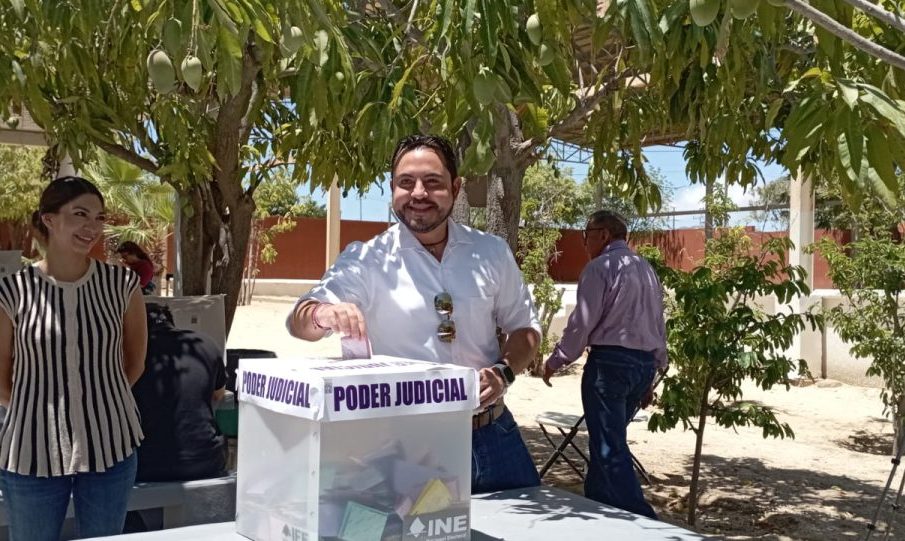 Christian Agúndez acudió a la casilla de Las Veredas junto a su esposa. Reconoció que el proceso transcurre con tranquilidad, aunque con baja participación ciudadana.
