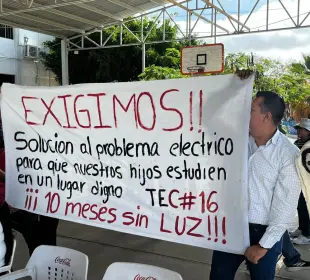 Padres de familia y alumnos de la Secundaria 16 en CSL se manifiestan ante la falta de energía electrica
