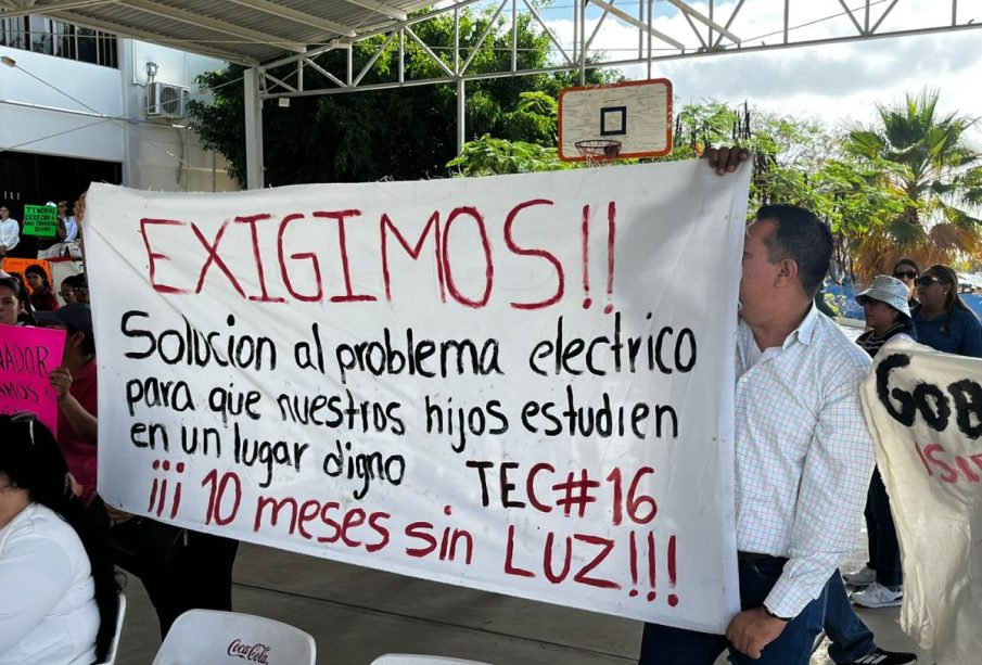 Padres de familia y alumnos de la Secundaria 16 en CSL se manifiestan ante la falta de energía electrica