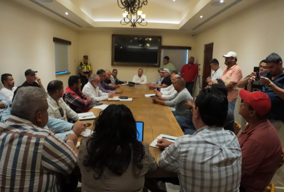 Transportistas de carga pesada lograron ser considerados en los trabajos del paso a desnivel en la glorieta de Fonatur, luego de una reunión con autoridades de los tres niveles de gobierno.