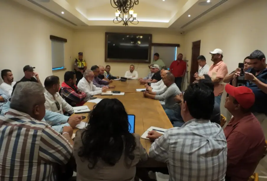 Transportistas de carga pesada lograron ser considerados en los trabajos del paso a desnivel en la glorieta de Fonatur, luego de una reunión con autoridades de los tres niveles de gobierno.