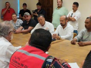 Ante esta situación, se llevó a cabo una reunión extraordinaria entre autoridades de los tres niveles de gobierno y representantes de las agrupaciones, donde se alcanzaron acuerdos para garantizar la participación equitativa de los concesionarios en el acarreo de materiales.