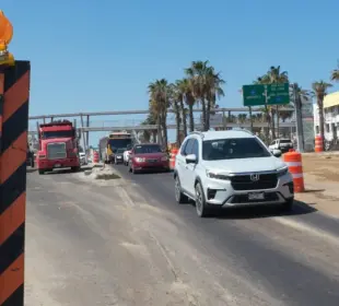 Para reducir riesgos en la zona de obras del paso a desnivel en Fonatur, autoridades de Los Cabos acordaron que góndolas y camiones de carga pesada deberán circular por el carril derecho y evitar transitar en horas de alto tráfico.