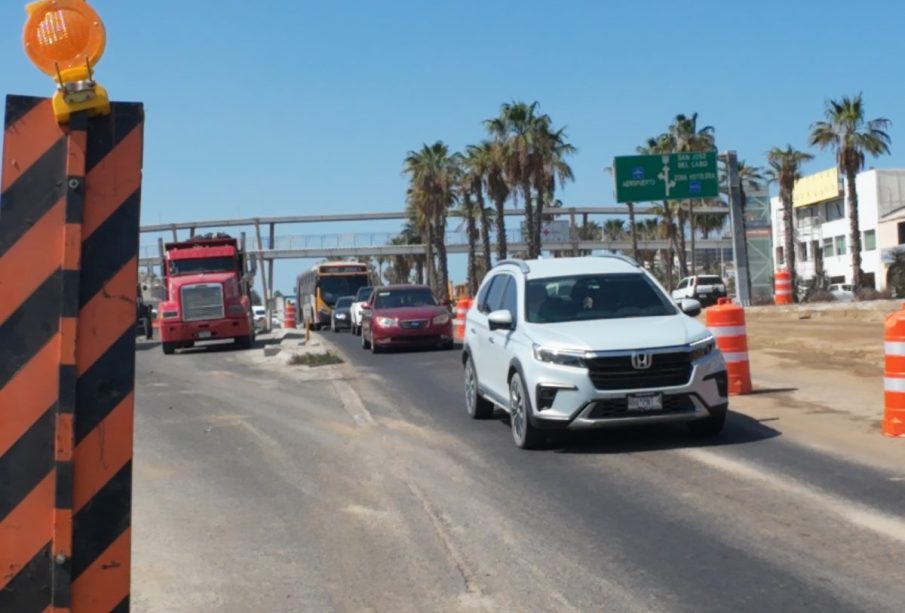 Para reducir riesgos en la zona de obras del paso a desnivel en Fonatur, autoridades de Los Cabos acordaron que góndolas y camiones de carga pesada deberán circular por el carril derecho y evitar transitar en horas de alto tráfico.