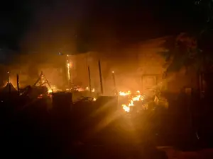 Un nuevo incendio registrado la noche del domingo en la colonia Ejidal, también conocida como “La Ballena”, volvió a encender las alertas entre los cuerpos de emergencia