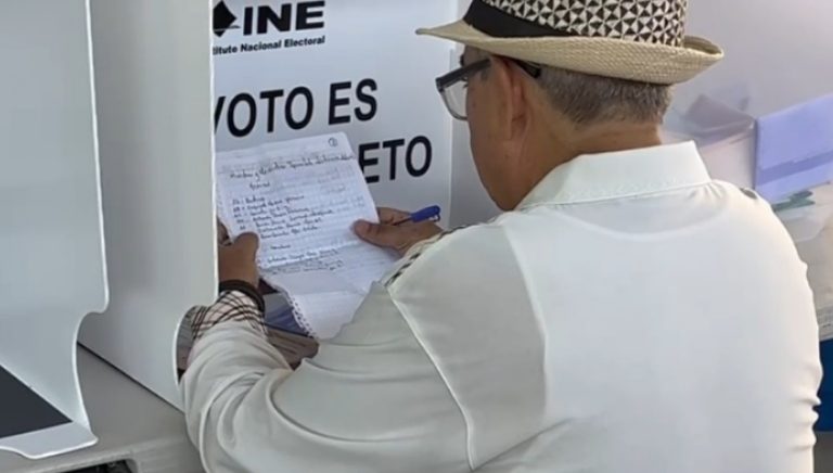 Durante la jornada electoral de este 2 de junio, se observa participación de adultos mayores que utilizan acordeones para orientarse. Votar toma entre 5 y 11 minutos por persona debido a las seis boletas y 25 cargos en juego.