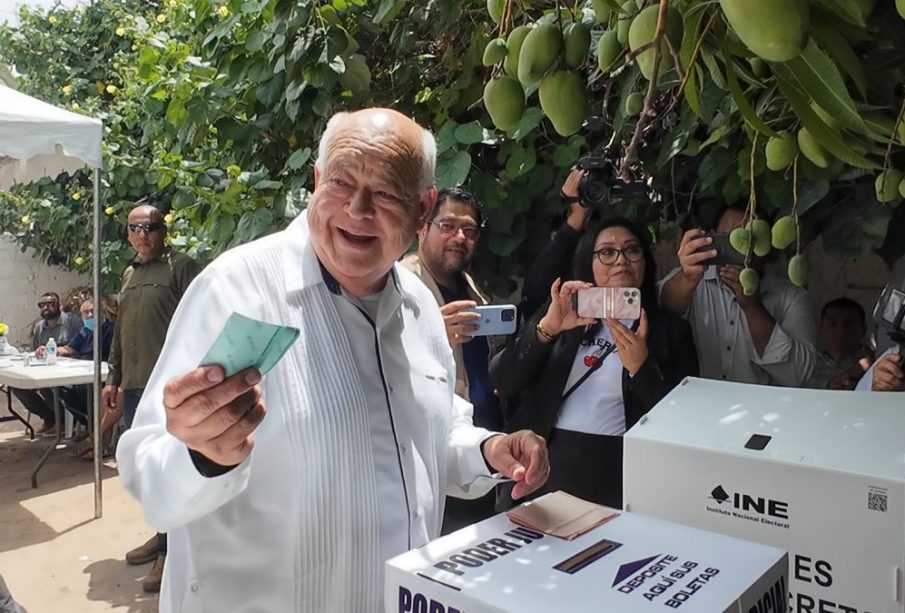 el gobernador de Baja California Sur, Víctor Manuel Castro Cosío,